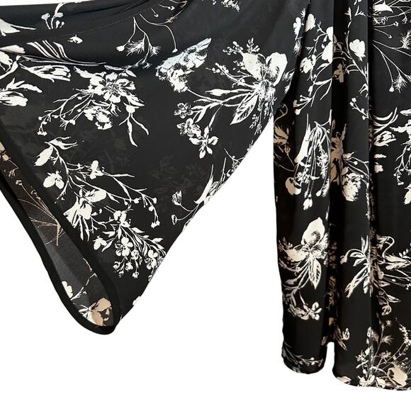 Avenue Black & White V-Neck Blouse • Butterfly Sleeves • Plus 26 • Flowing Fit - Picture 6 of 6